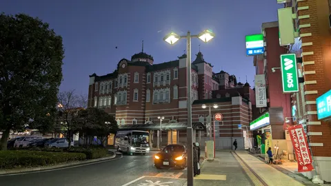 宵闇に浮かぶレトロな建物