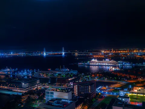 光が浮かぶ夜の港