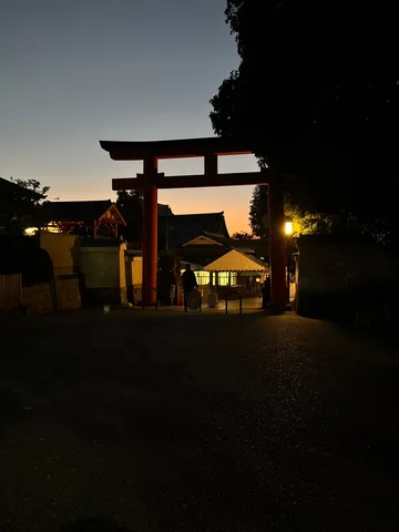 朱色の鳥居と静寂の黄昏