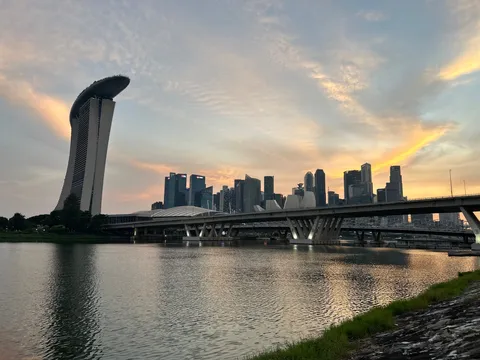夕焼けに染まる湾岸都市