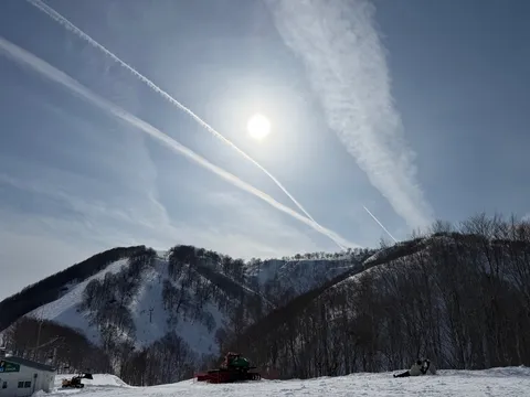 飛行機雲とスキー場のコントラスト