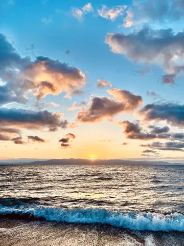 空と海を染める夕焼けの輝き