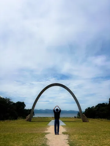 アーチ越しの空と海