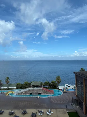 青い空と広がる海、リゾートの休日