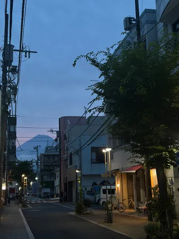 夕暮れ時の静かな坂道と富士山