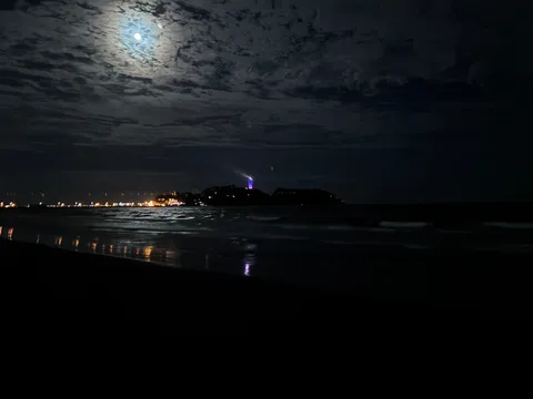 月夜の灯台、幻想的な海岸線