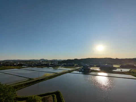 水田に映る夕陽、日本の原風景