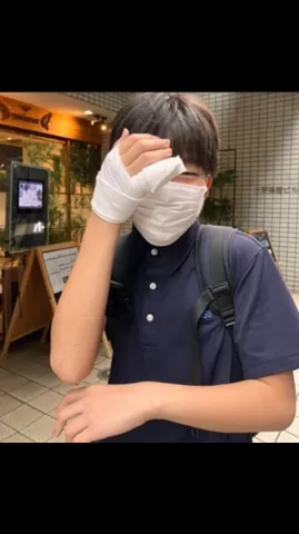 包帯とマスク、日常の一コマ