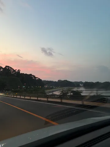 夕暮れ時の橋と空のグラデーション