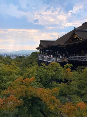 展望台と秋色の景観