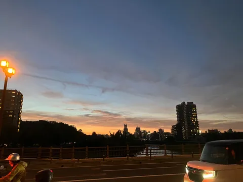 たそがれ時、街に灯る明かり