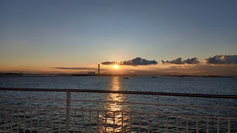 沈む夕日と水面の道