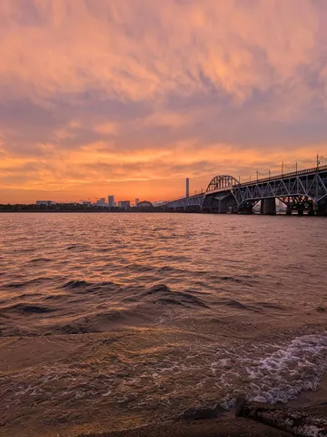 水面に映る夕暮れの彩り