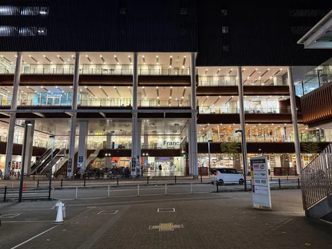 都会の光と影、夜の顔
