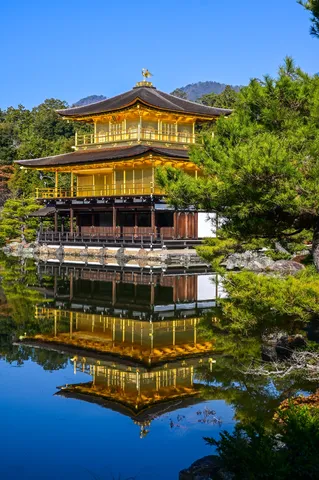 水面には別の金閣寺が？