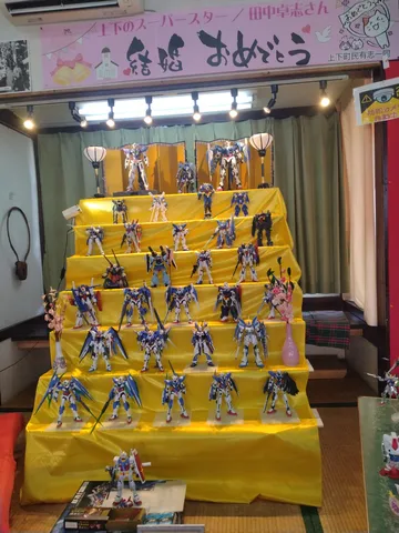 黄色い段に並ぶガンダム群