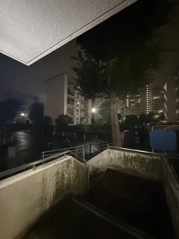 雨夜のエントランス風景