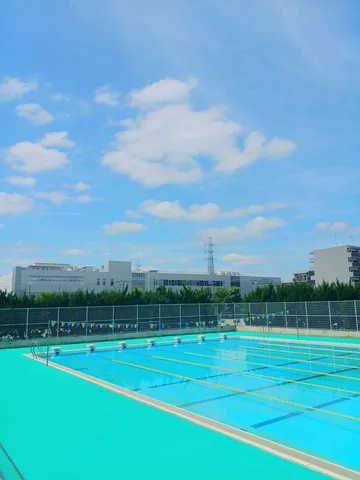 青空と競泳水泳場