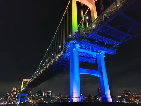 夜空を支える青い巨人