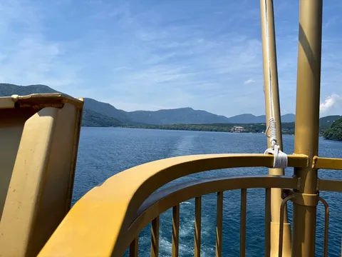船上から眺める湖畔の山々