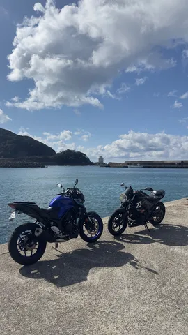 青空と、海辺のバイク旅