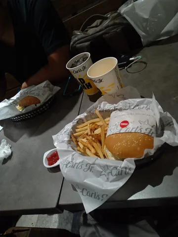 深夜のカーリーフライとハンバーガー