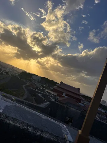 夕焼け空と趣ある瓦屋根