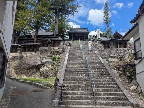 階段が導く静かな参拝路