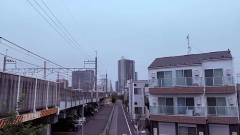 線路と街並みの夕暮れ