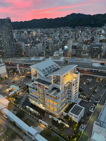 茜色の空と未来都市の調和
