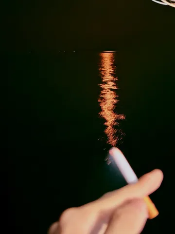 夜の水面に浮かぶ灯り