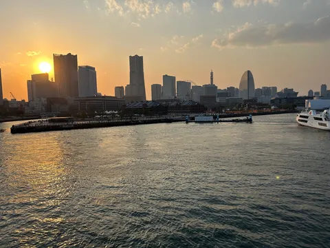 黄昏の港に浮かぶ船、未来都市のシルエット
