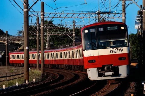 カーブを疾走する赤と白の電車