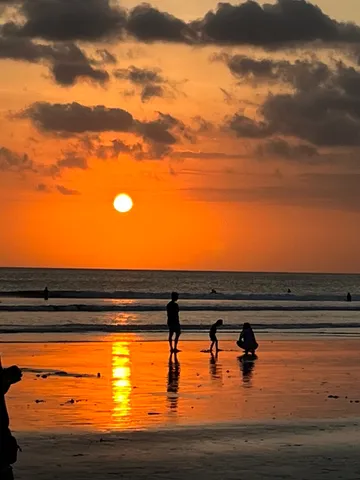 オレンジ色の海に映る夕暮れ