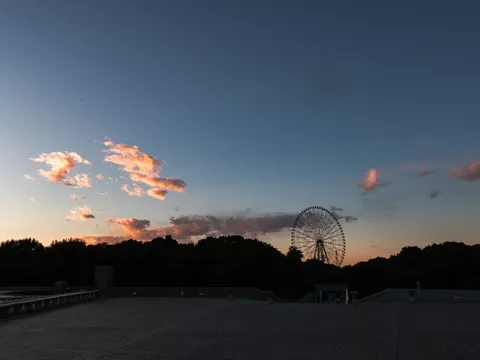 黄昏時の観覧車と空