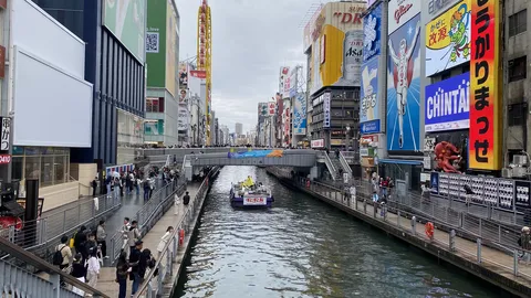 看板きらめく、賑やか水辺の街