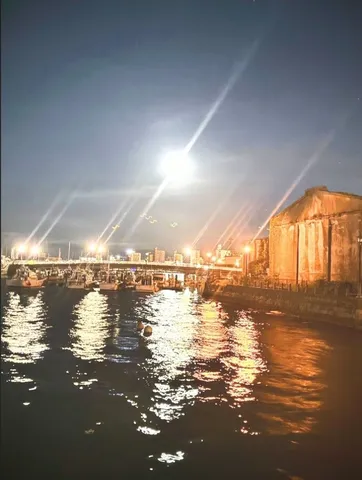 夜景に灯る月明かりと漁火