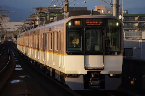 夜明けのホーム列車