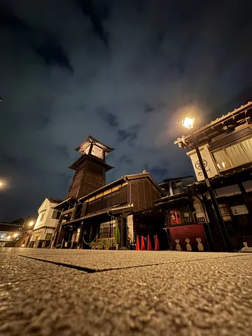 夜の街並みに響く木造時計塔