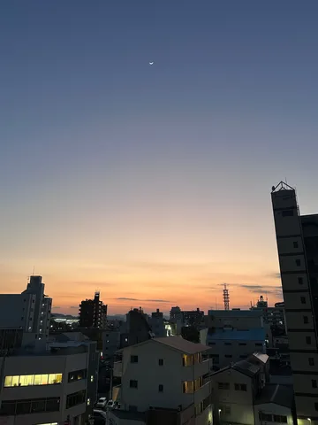 三日月と街の灯り、黄昏のコントラスト