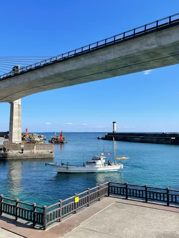 橋と海、灯台が織りなす風景