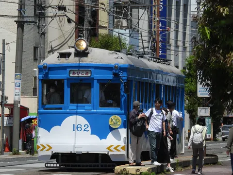 雲と青い路面電車の日常