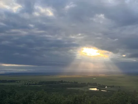 雲間から差し込む光の道