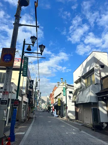 商店街の日常、青空と雲のコントラスト