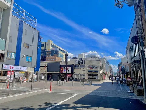 青空と街並みの清涼感