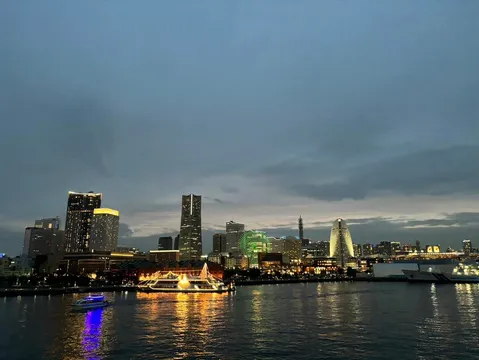 煌めく港町の灯火