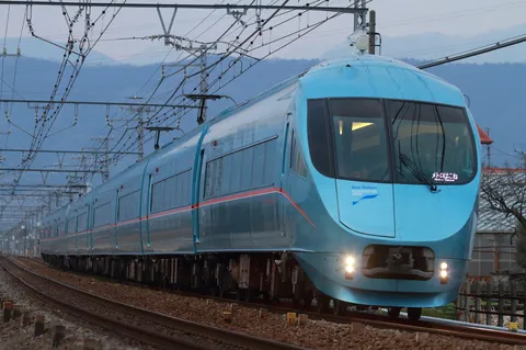 青空を滑る青い列車の一瞬