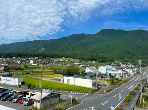 緑深き山の麓、田園風景と町並み
