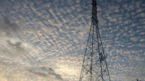 電線の網と踊る雲