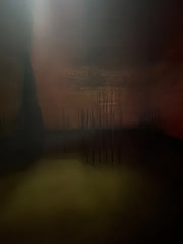 光と影の幻想的な佇まい